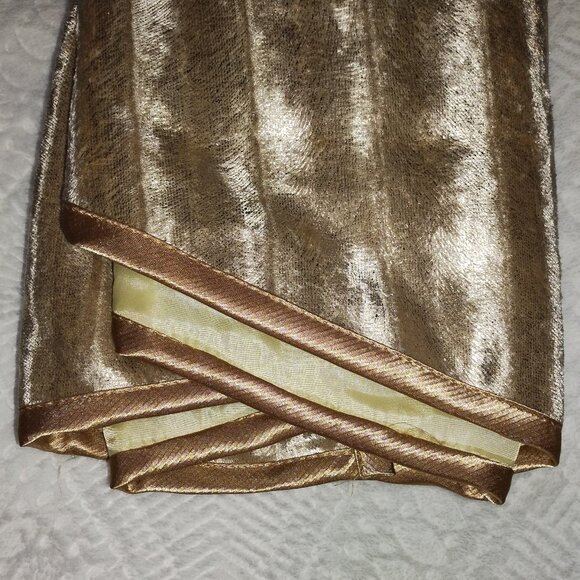 Beautiful Gold Shimmering Round Tree Skirt 48" in diameter. Retail $54.99. - Picture 5 of 6